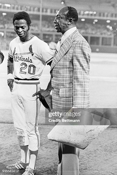 St. Louis, Missouri: Hall of Famer Cool "Papa" Bell holds base 105 after St Louis Cardinals' Lou Brock broke the stolen base record in the seventh...