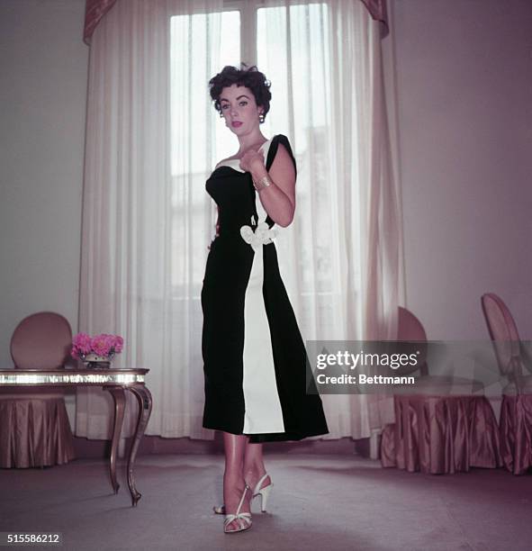 Rome, Italy: Elizabeth Taylor took a walk in the Eternal City before deciding to visit the Fontana Sisters, famed dressmakers in Rome. Photo shows...