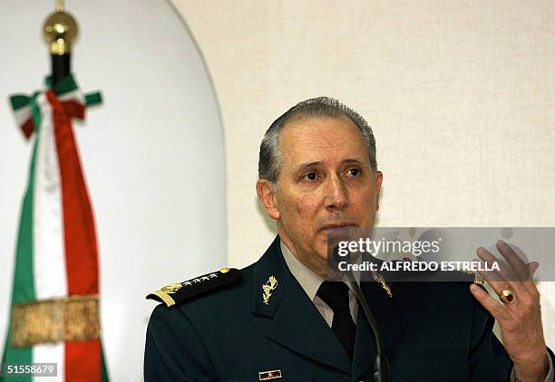 El general Ricardo Vega Clemente, Secretario de la Defensa Nacional , habla a los reporteros durante una conferencia de prensa en Ciudad de Mexico el...