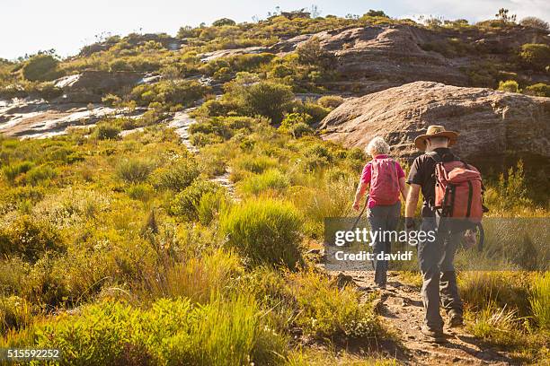 altes paar durch den busch wandern in den atemberaubenden blau berge australischen landschaft - blue mountains australia stock-fotos und bilder