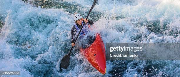 mujer en kayak - kayak fotografías e imágenes de stock
