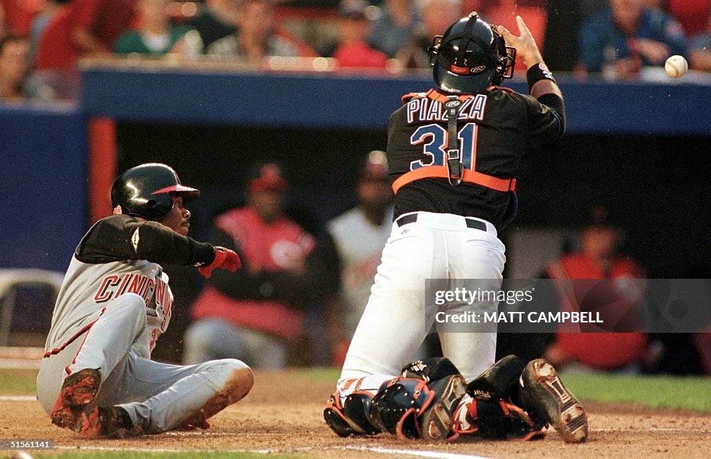 Cincinnati Reds center fielder Ken Griffey Jr. (L)