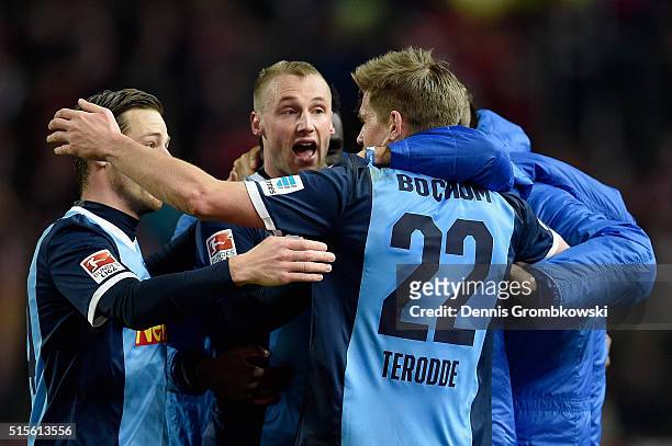 Simon Terodde of VfL Bochum celebrates as he scores the second goal during the Second Bundesliga match between 1. FC Kaiserslautern and VfL Bochum at...