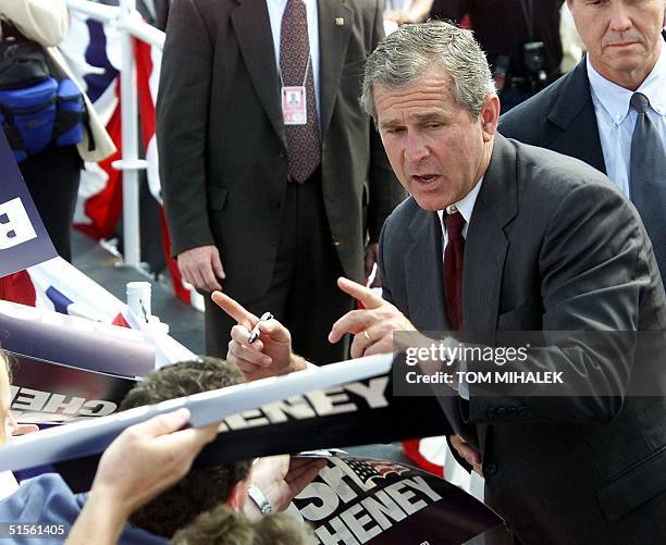 Signing Rfs W. Bush 124 Us Campaign Bush Signs Autograph Stock Photos, High-Res Pictures ...