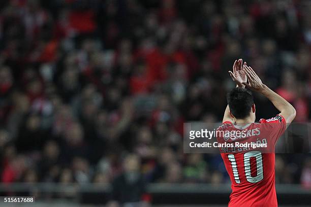 Benfica's midfielder Nicolas Gaitan thanks the supporters during the match between SL Benfica and CD Tondela for the portuguese Primeira Liga at...