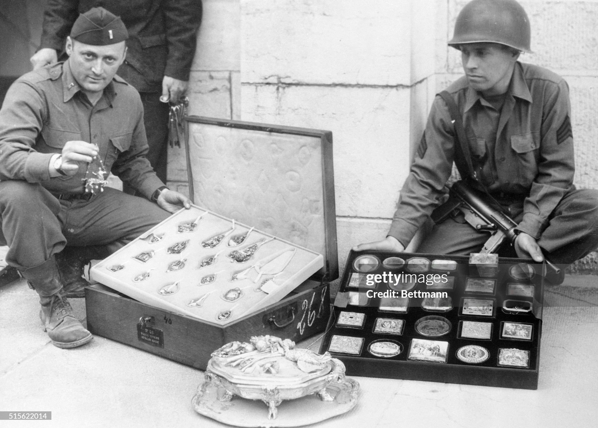 yanks-of-the-7th-army-unearth-looted-art-treasures-hidden-by-the-nazis-here-is-a-tray-of.jpg