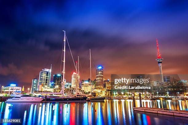 auckland at night - auckland skyline stockfoto's en -beelden