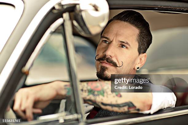 homem com moustaches sentado no carro - bigode imagens e fotografias de stock