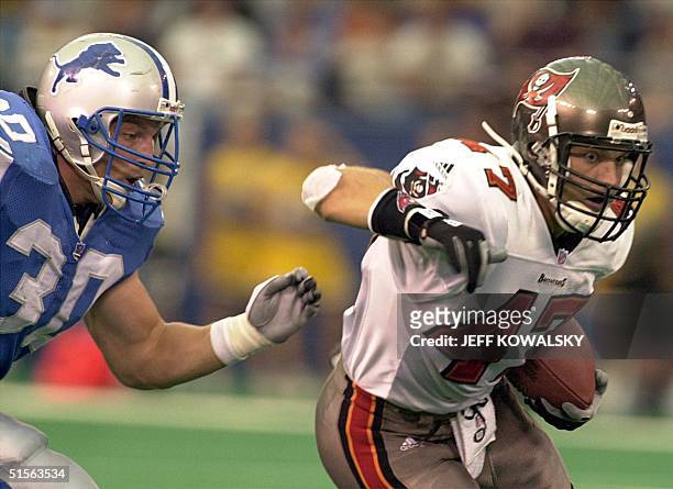 Tampa Bay Buccaneers' safety John Lynch intercepts the ball in front of Detroit Lions' Cory Schlesinger in the forth quarter at the Silverdome in...
