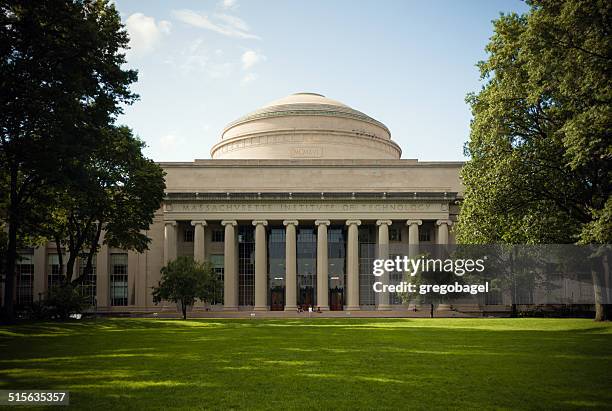 große dome blick auf killian-court in massachusetts institute of technology - massachusetts institute of technology stock-fotos und bilder