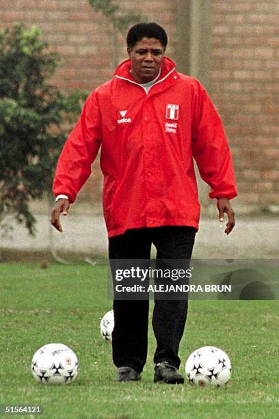 This file photo taken 01 September 2000 shows the soccer coach of Peruvian national team, Francisco Maturana, in Lima during a training. Maturana...