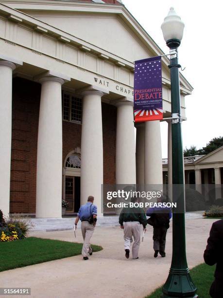 Members of the media tour the Wait Chapel on the Wake Forest University campus 05 September, 2000 during a site tour of the proposed presidential...