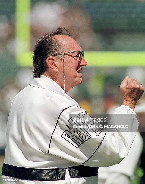 Oakland Raiders team owner Al Davis watches his team during warm-ups before their game against the Denver Broncos, 17 September 2000, in Oakland,...