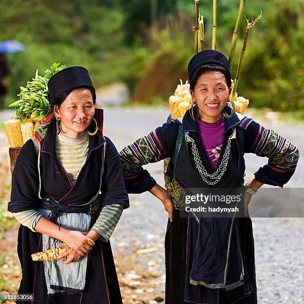 mujeres vietnamitas sapa transporte de maíz cerca de la ciudad - minoría miao fotografías e imágenes de stock