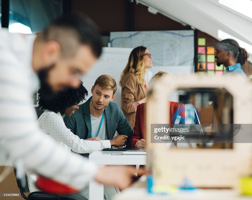 Mann arbeitet mit 3D Drucker im start-up-Unternehmen Büro.