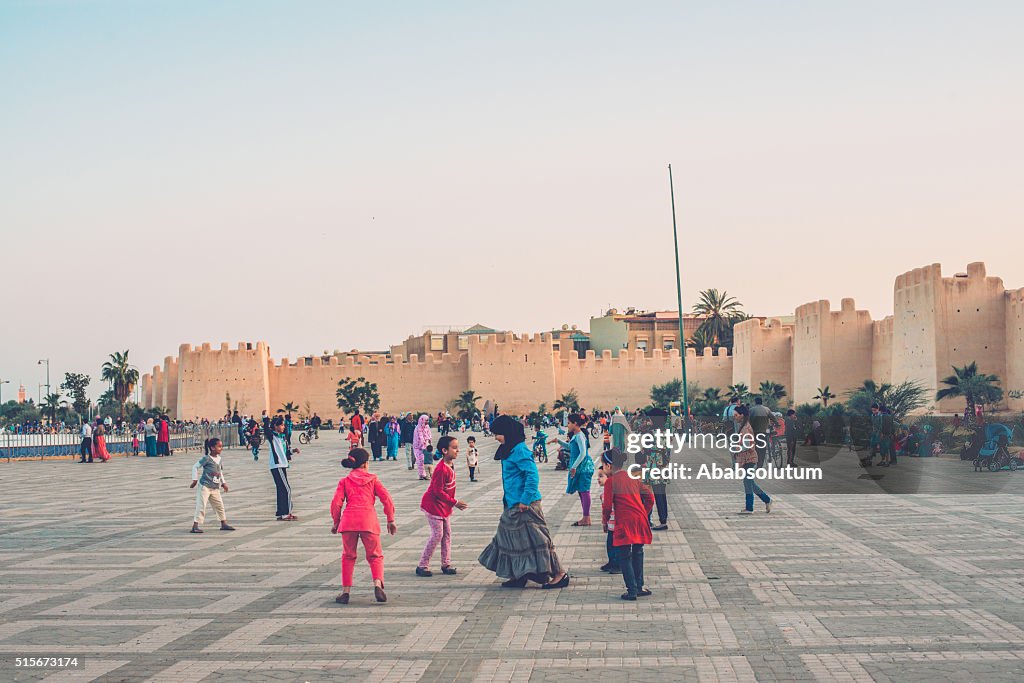 Famílias desfrutar de tempo em Taroudannt, Marrocos, África