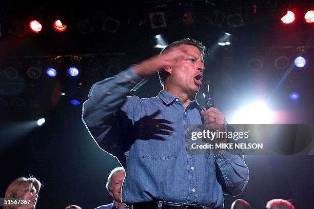 Democratic presidential candidate US Vice President Al Gore speaks at a fundraising gala at the Wildhorse Saloon in Nashville, Tennessee 24 October,...