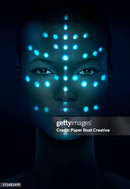 glowing laser beam dots on a woman's face - medical laser - fotografias e filmes do acervo