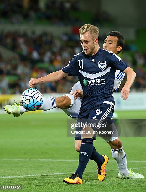Cho Won Hee of Suwon and Connor Pain of the Victory compete for the ball during the AFC Champions League match between the Melbourne Victory and...