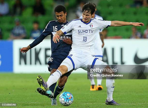 Rashid Mahazi of the Victory and Kim Jongmin of Suwon compete for the ball during the AFC Champions League match between the Melbourne Victory and...