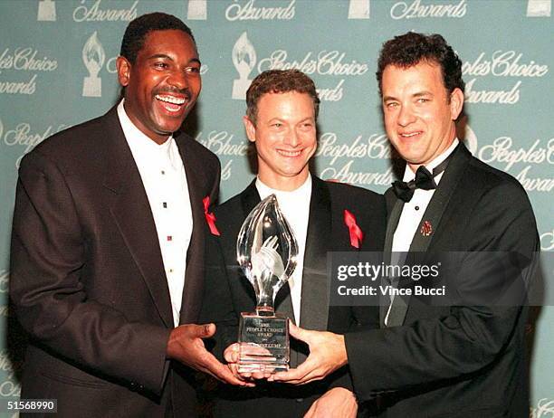 Cast members from the movie "Forrest Gump" pose with the award they won during the 21st Annual People's Choice Awards at Universal City Studios 05...