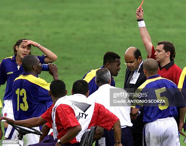 Uruguayan referee Jorge Larrionda shows the red card to Gonzalo Martinez of Colombian selection 15 November 2000 at the Morumbi stadium in Sao Paulo,...