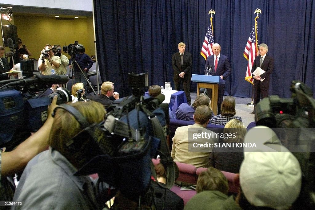 Former US Secretary of State James Baker (C), flan