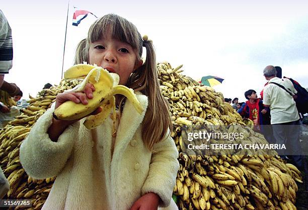 Melanie Sanchez eats a banana, 18 November 2000, outised of the Museum of the Ninos, in San Jose, Costa Rica. Teresita Chavarria / Afp Photo La nina...