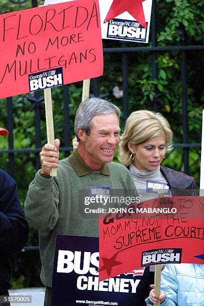 Professional golfer and Austin, Texas, resident Ben Crenshaw and his wife Julie demonstrate in support of Republican presidential candidate and Texas...