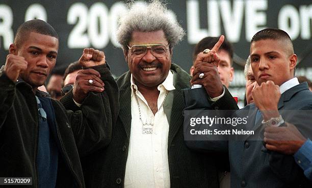 Puerto Rican boxer Felix Trinidad , Promoter Don King , and Mexican boxer Fernando Vargas pose for photos during a 26 November 2000 press conference...