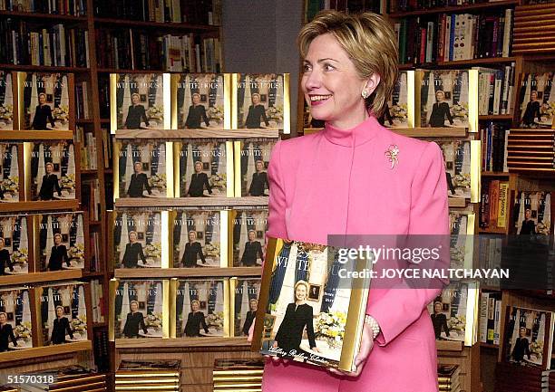 First Lady Hillary Rodham Clinton promotes her new book "An Invitation to the White House" at a Border's bookstore 28 November 2000 in Washington,...