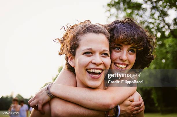 jovem casal no parque - lesbian date - fotografias e filmes do acervo