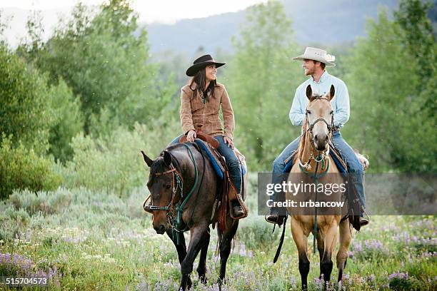 rancher paar, montana - man riding horse stock-fotos und bilder