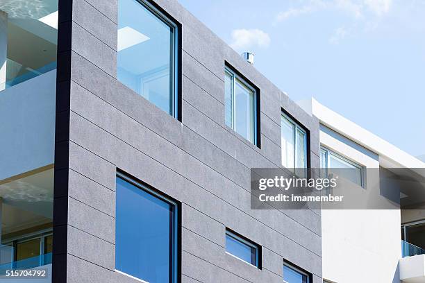 primer plano moderno edificio de apartamentos contra el cielo azul; espacio para texto publicitario - fachada fotografías e imágenes de stock