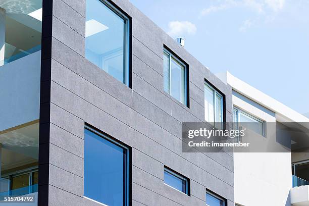 grande edifício moderno apartamento contra o céu azul, com espaço de cópia - apartment building exterior imagens e fotografias de stock