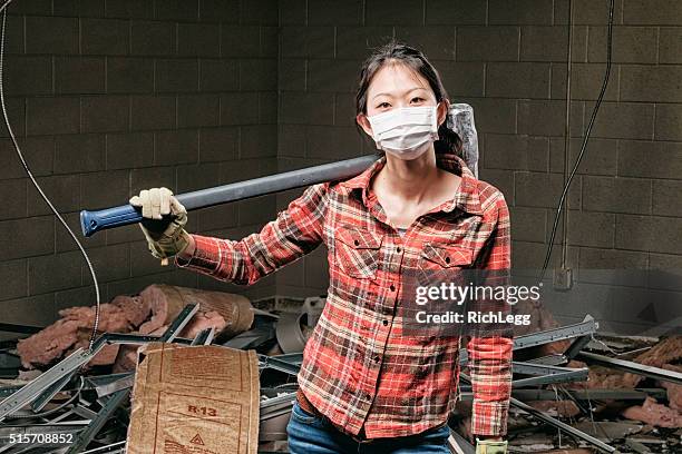 female construction worker - sledgehammer stockfoto's en -beelden