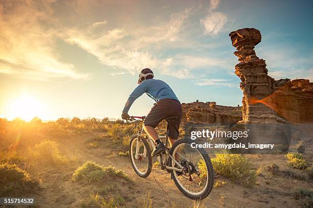 naturaleza hombre aventura ejercicio paisaje de nuevo méxico - new mexico fotografías e imágenes de stock