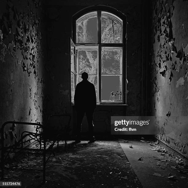 depression - man feeling depressive in an empty room - psychiatric hospital stockfoto's en -beelden