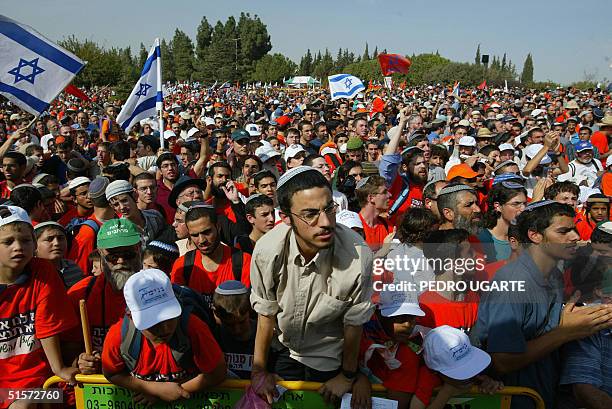 Israeli settlers demonstrate outside the parliament building, the Knesset, in Jerusalem 26 October 2004 moments before the start of the second day of...