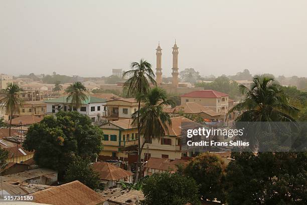 banjul rooftops from arch 22, the gambia - banjul stock-fotos und bilder