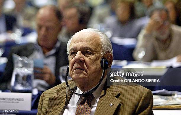 Horacio Aguirre, del Diario Las Americas, de Miami, Florida, participa el 26 de octubre de 2004 en la 60a Asamblea General de la Sociedad...