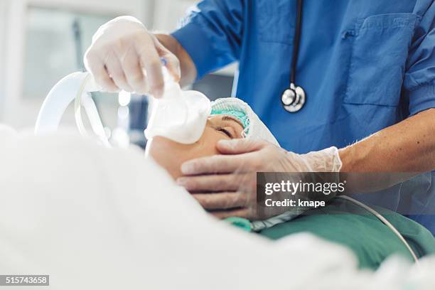 anestésico enfermeiros na operação em ambiente hospitalar - anestesia imagens e fotografias de stock