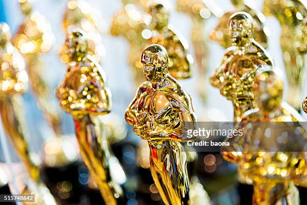 golden award-statuen klon - oscarsfesten stock-fotos und bilder