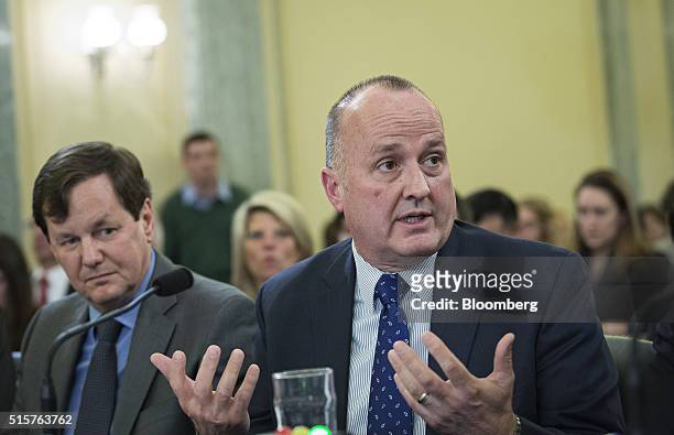 Mike Ableson, vice president of strategy and global portfolio planning at General Motors Co., left, listens as Glen DeVos, vice president of global...