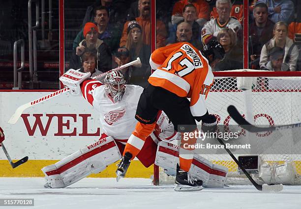 Wayne Simmonds of the Philadelphia Flyers scores at 6:55 of the first period against Petr Mrazek of the Detroit Red Wings at the Wells Fargo Center...