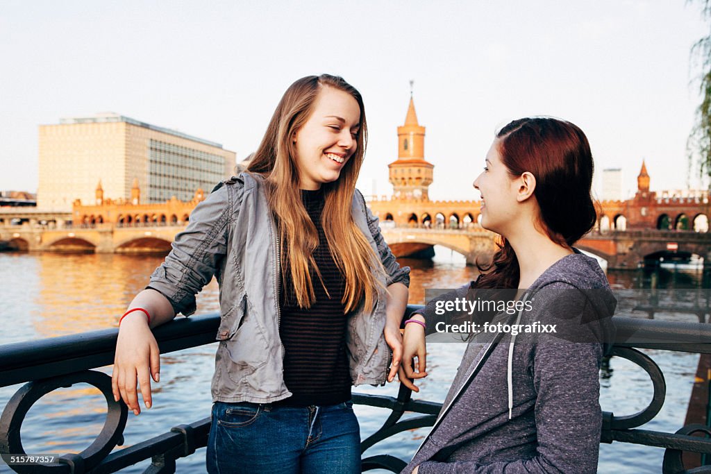 Mujeres jóvenes en frente del puente oberbaum en Berlín