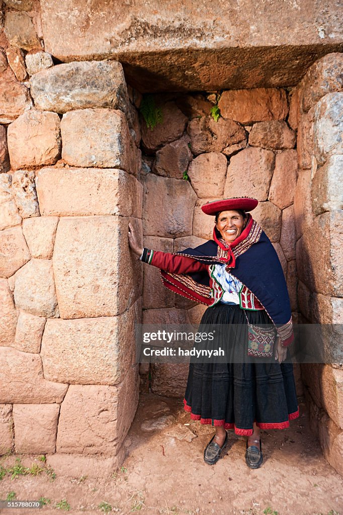 Mulher Peruana em ruínas Inca na Sagrada vale, Peru