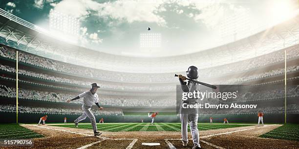 partita di baseball - battere la palla foto e immagini stock