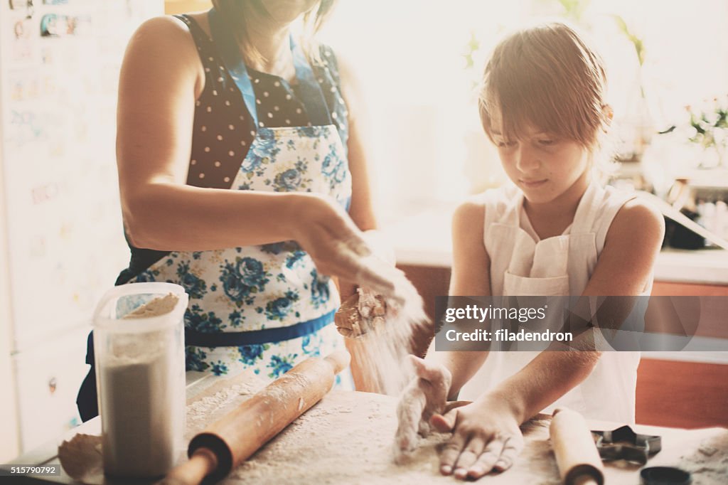 Famille cuisiner ensemble dans la matinée