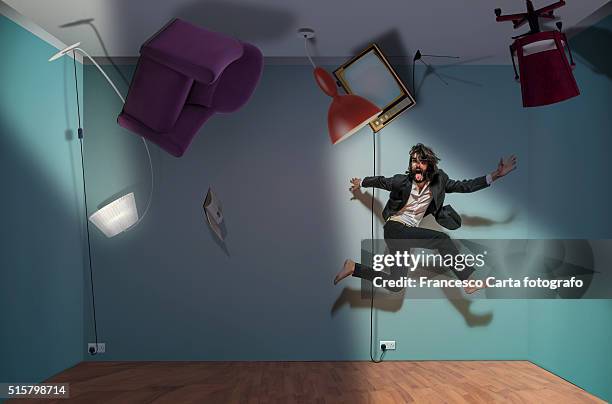 upside-down room - locura fotografías e imágenes de stock